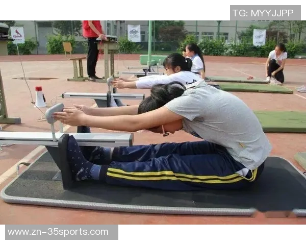 体育中考足球技巧与训练方法全面解析助力学生轻松应对考试挑战 体育中考足球技巧与训练方法全面解析助力学生轻松应对考试挑战